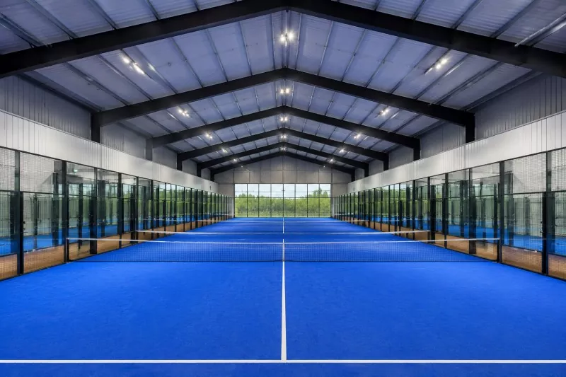 Tapare maitai i roto i te hanga o te Kooti Padel Roto